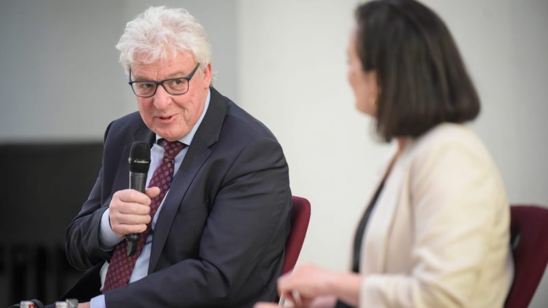 Prof. Dr. Oliver Scheytt im Gespräch mit Asli Sevindim